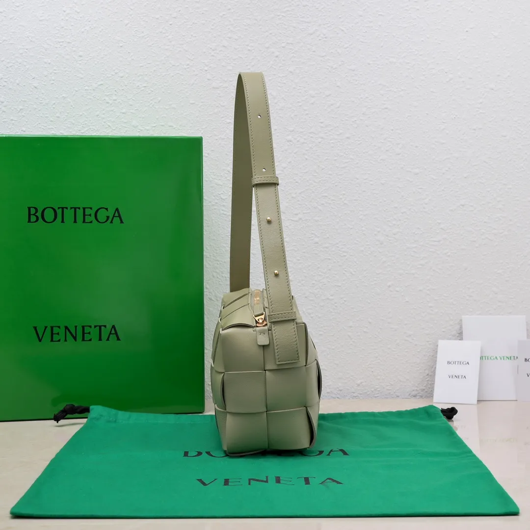 Batch 1460 #B's new model is coming! BRICK CASSETTE armpit bag, the traditional woven logo is instantly recognizable✅ Large grid weaving has always been fashionable, armpit bags are even more fashionable and foreign-style. Elegant big brick🧱 Sheepskin material is light and comfortable, has a huge sense of capacity and space, has a dark layer inside, practical inside, fashionable appearance design, durability and temperament coexist. Elegant big brick, come and plant the same underarm bag from star Zhou Yutong! Size: 24x14x10, model number; 9306#